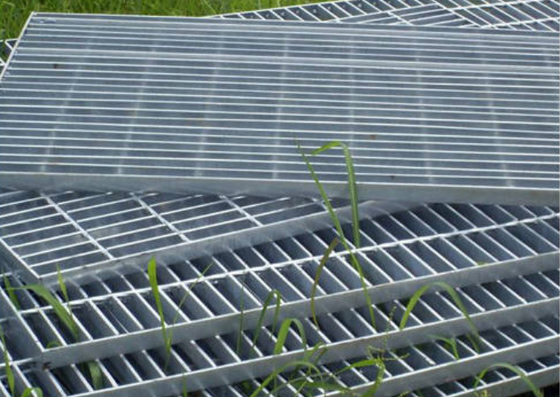 ISO9001 serrilhou o OEM de raspagem galvanizado liso do dreno da entrada de automóveis do metal da passagem de aço