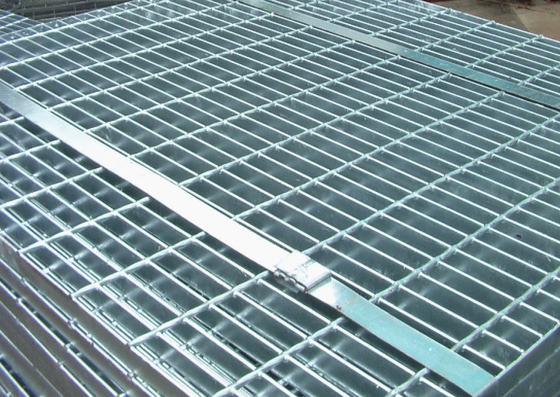 Tampa de aço galvanizada 2-12mm resistente da drenagem da trincheira dos passos de escada da raspagem da passagem