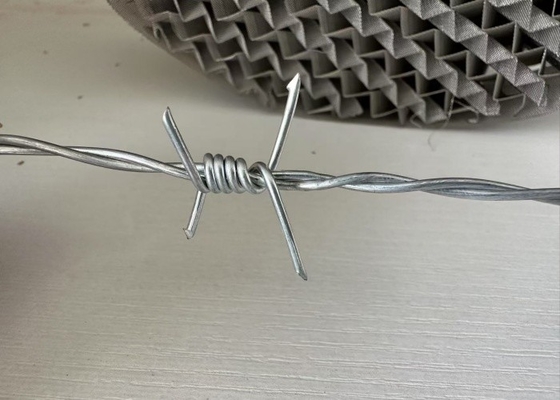 Arame farpado de aço de alto carbono galvanizado para segurança perimetral