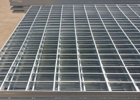 Grelhas de passarela perfuradas antiderrapantes à prova de corrosão para segurança de pedestres