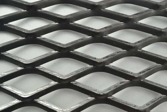 Rede de fios metálicos de expansão geométrica para painéis de filtragem e recintos estruturais