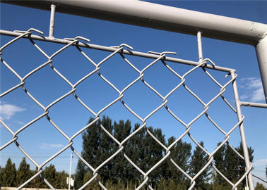 O jardim provisório do elo de corrente que cerca para esportes, põe cerca revestida do elo de corrente