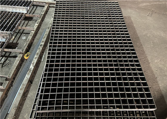 Q235 pressionou a raspagem de aço galvanizada 32*3mm para passos de escada/passagem