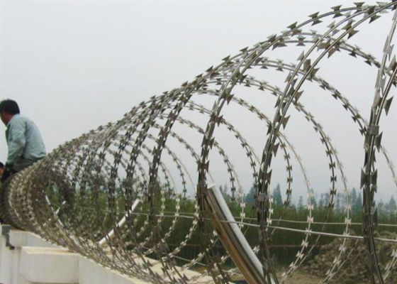 Segurança Bto-22 galvanizada mergulhada quente do fio farpado afiado forte 2.5mm da fita da lâmina